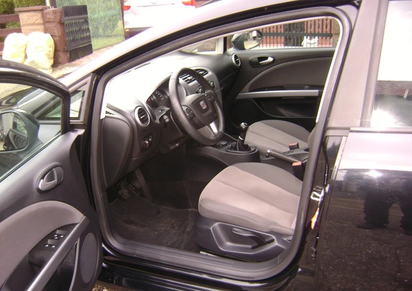 Seat Leon cena 18900 przebieg: 74000, rok produkcji 2011 z Złotów małe 56